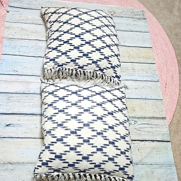 2 pillow set, cream and navy with tassles - Picture 2 of 8